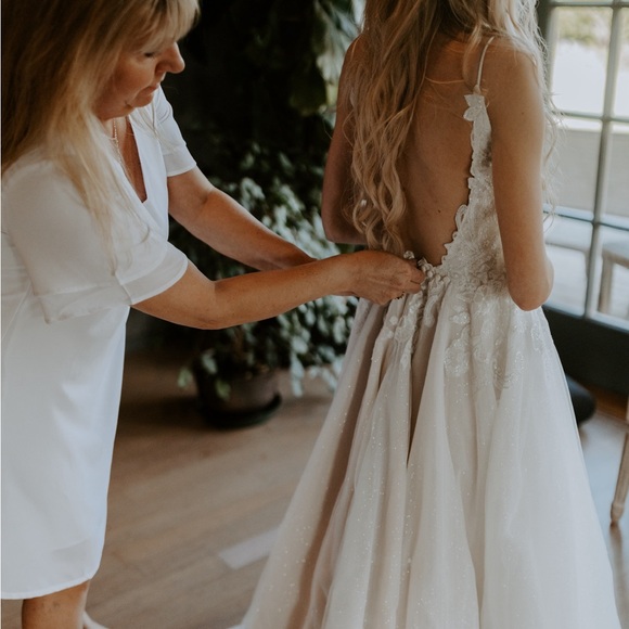 Miss Hayley Paige Wedding Gown | Nash | Size 4 - Picture 4 of 12